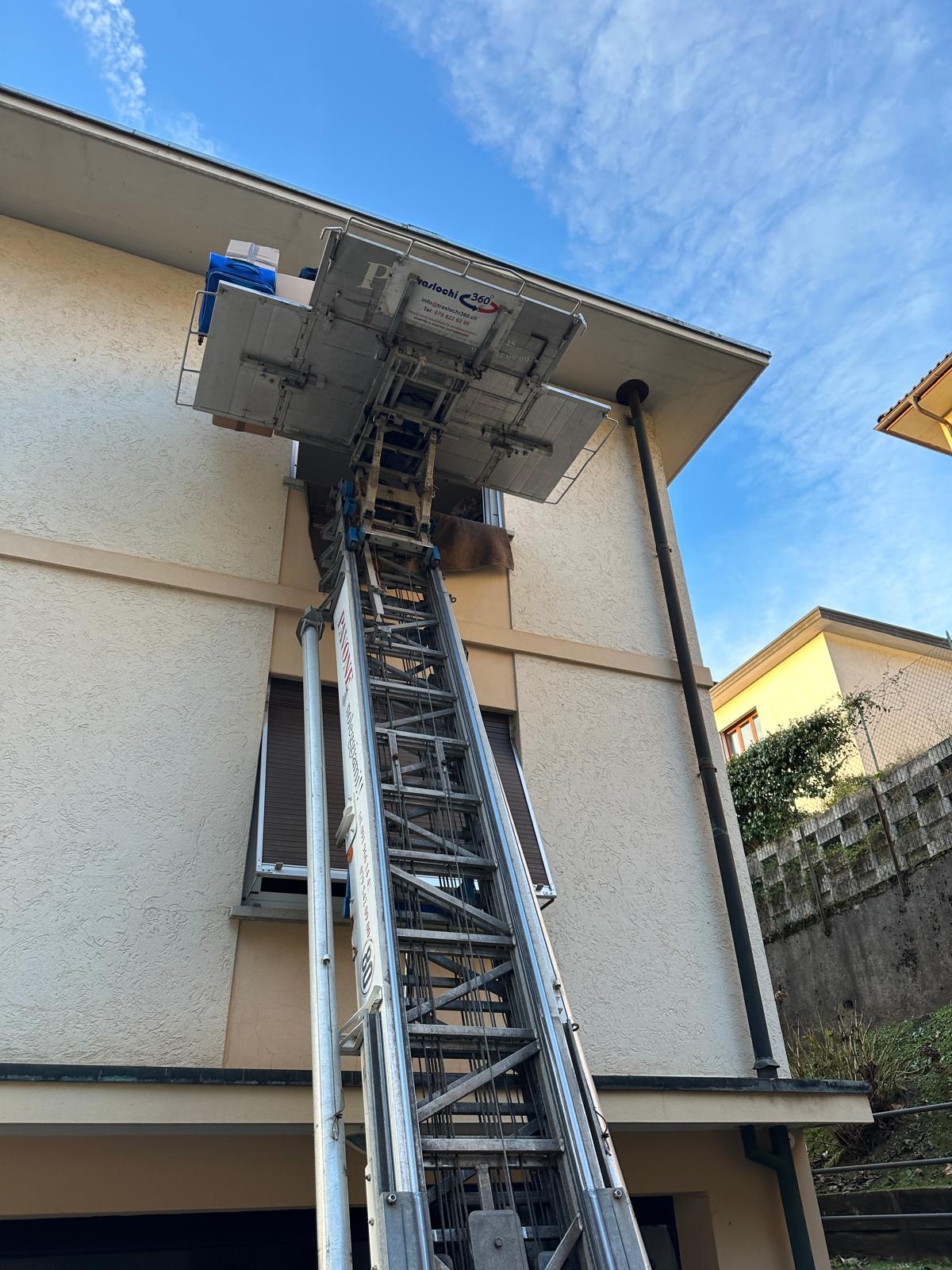 Trasporto armadio su scale