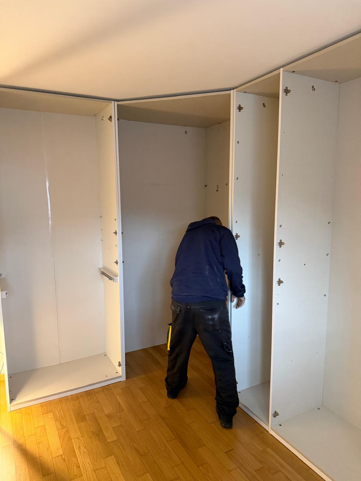 Trasporto armadio su scale